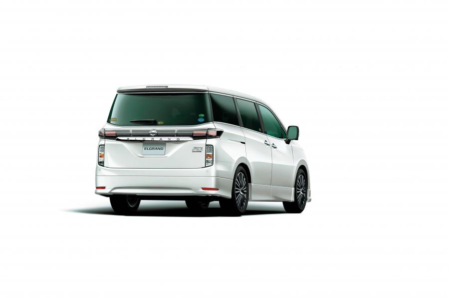  Nissan Elgrand Highway Star White Leather Urban Chrome 2016 года  (фото 2 из 4)